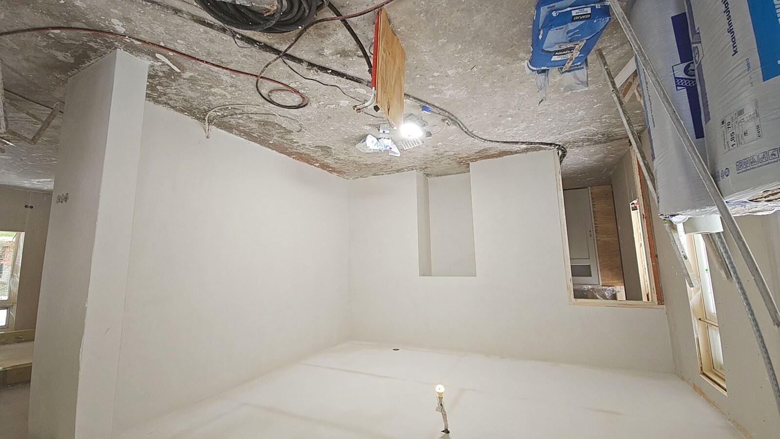 Strak gepleisterde ruimte tijdens renovatie door Stukadoorsbedrijf Kok